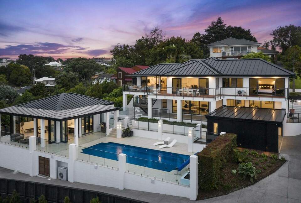 Luxury Mission Bay Oasis with Heated Pool - Auckland, New Zealand