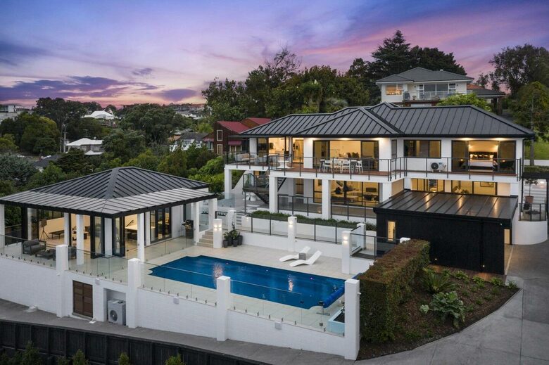 Luxury Mission Bay Oasis with Heated Pool - Auckland, New Zealand