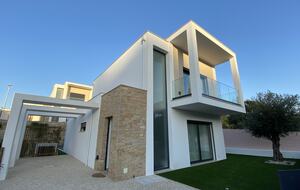 Casa Do Cruzeiro - Stunning Modern Villa with Private Pool and Garden - Foz do Arelho, Portugal