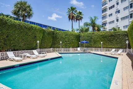 Stylish South Beach Condo Steps from the Ocean - Miami Beach, United States
