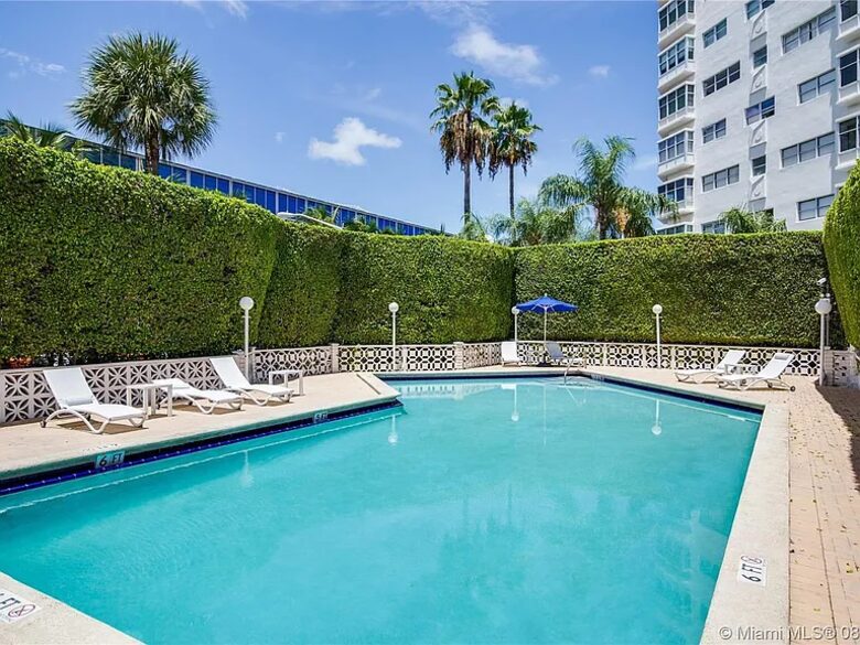 Stylish South Beach Condo Steps from the Ocean - Miami Beach, United States