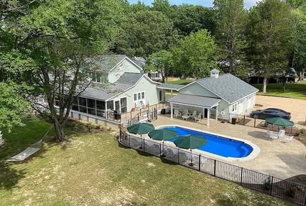 Charming Waterfront Cottage with Pickleball Court - Gloucester, Virginia