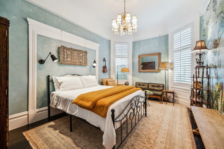 2F Solarium: A queen bed