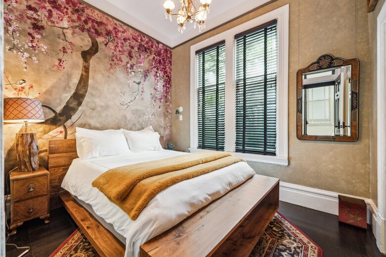 2F Orchard: A queen bed