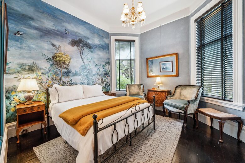 2F Birdsong: A queen bed