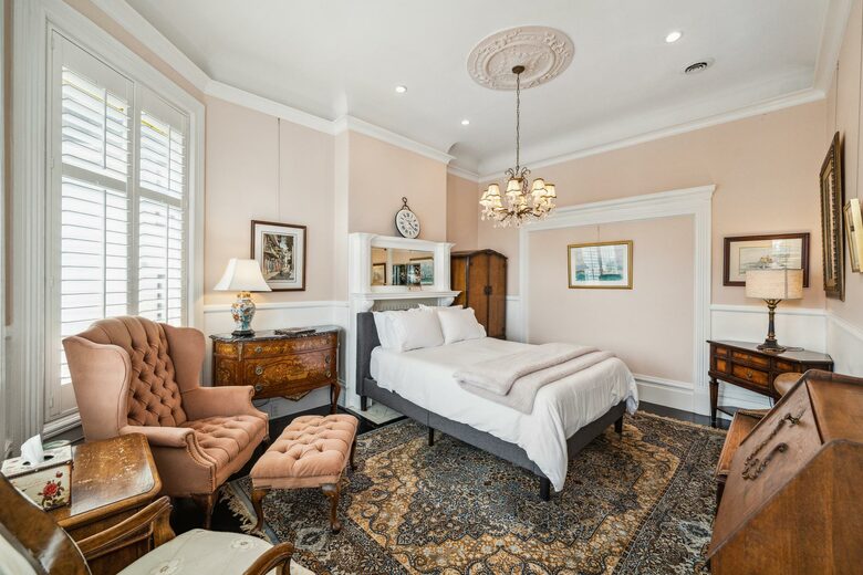 3F Stateroom : A queen bed