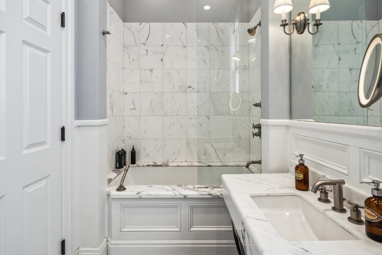 3F Palace Bath: Large bathtub