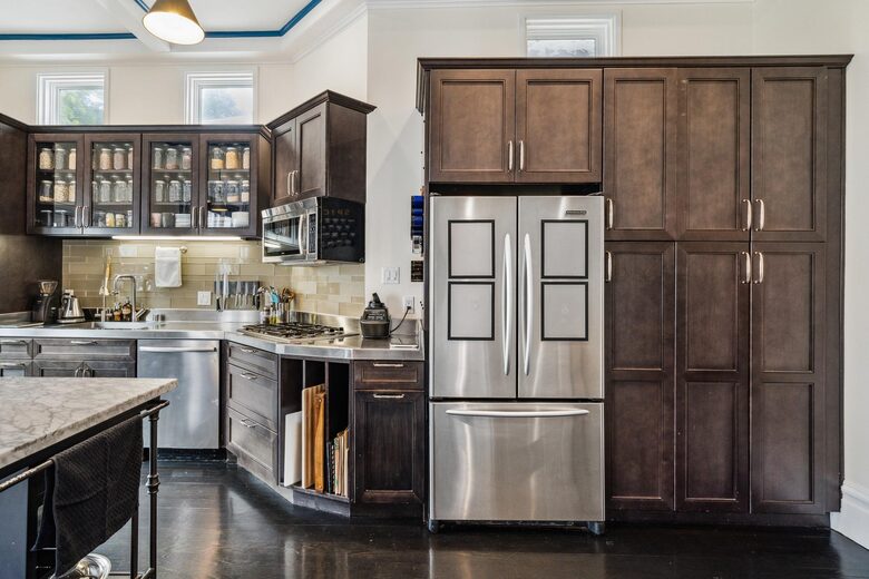 3F Kitchen & Dining Room: Blender and refrigerator
