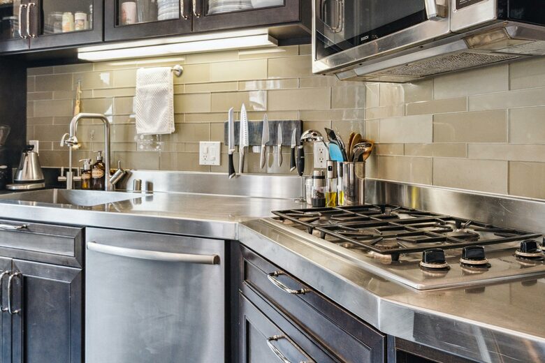 3F Kitchen & Dining Room: Coffee grinder, coffee, tea