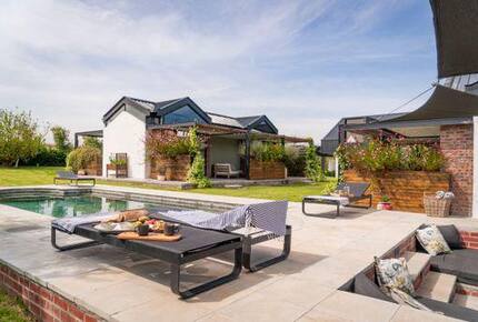 Sophisticated Farm Manor with Expansive Views and Luxurious Touches - Lynedoch, Stellenbosch, South Africa