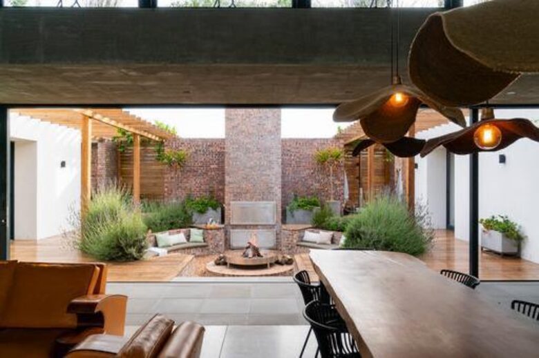 Sophisticated Farm Manor with Expansive Views and Luxurious Touches - Lynedoch, Stellenbosch, South Africa