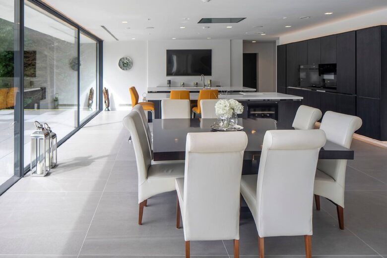Sophisticated Countryside Estate with Private Par-3 - Knutsford, United Kingdom