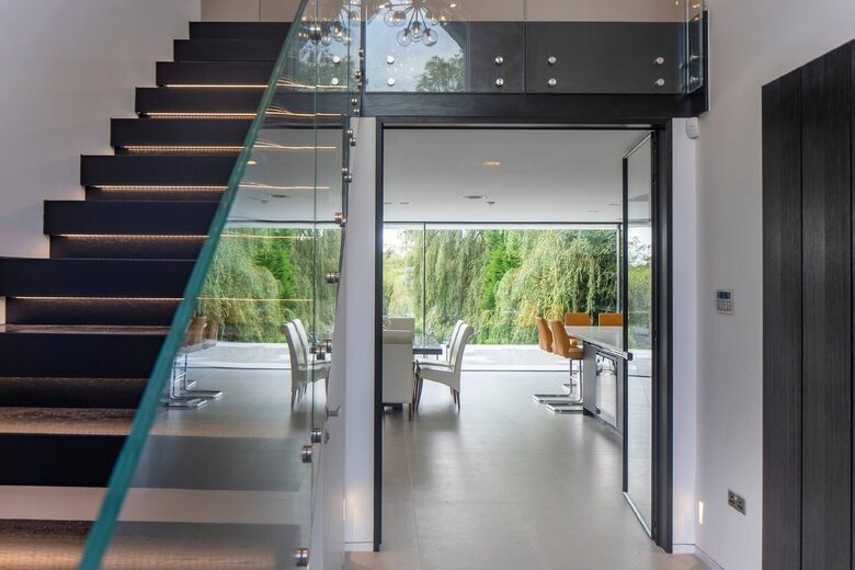 Sophisticated Countryside Estate with Private Par-3 - Knutsford, United Kingdom