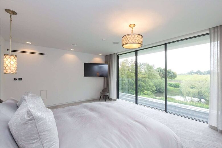 Sophisticated Countryside Estate with Private Par-3 - Knutsford, United Kingdom