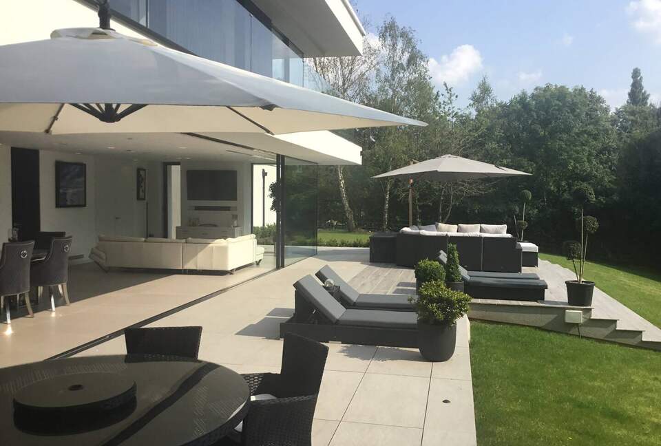 Sophisticated Countryside Estate with Private Par-3 - Knutsford, United Kingdom