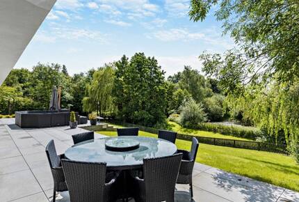 Sophisticated Countryside Estate with Private Par-3 - Knutsford, United Kingdom