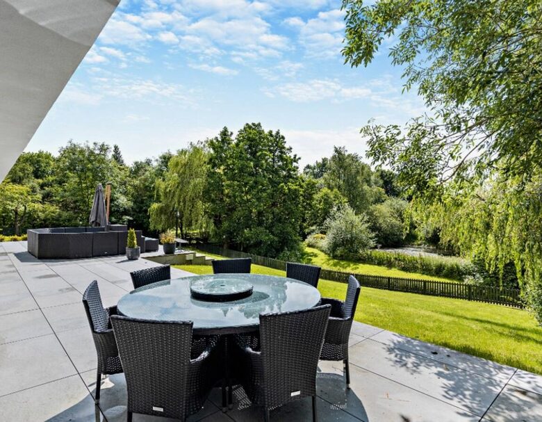 Sophisticated Countryside Estate with Private Par-3 - Knutsford, United Kingdom