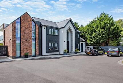 Sophisticated Countryside Estate with Private Par-3 - Knutsford, United Kingdom