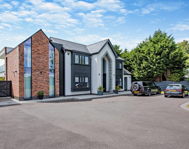 Sophisticated Countryside Estate with Private Par-3 - Knutsford, United Kingdom