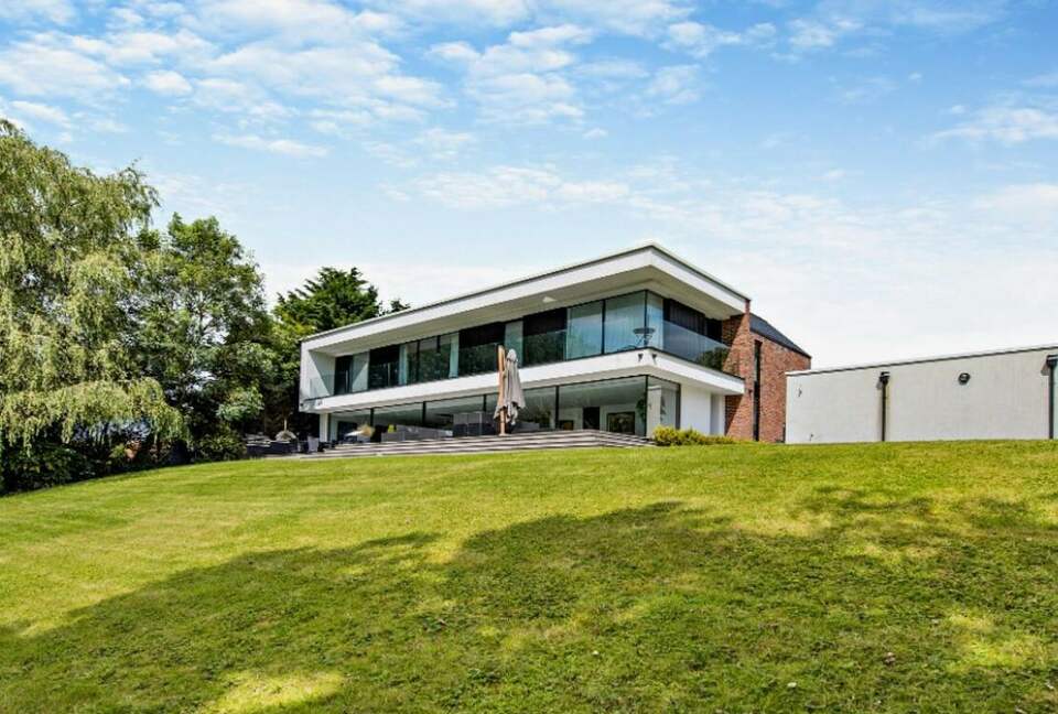 Sophisticated Countryside Estate with Private Par-3 - Knutsford, United Kingdom