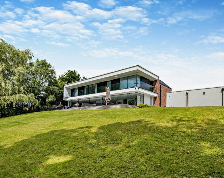 Sophisticated Countryside Estate with Private Par-3 - Knutsford, United Kingdom