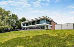 Sophisticated Countryside Estate with Private Par-3 - Knutsford, United Kingdom