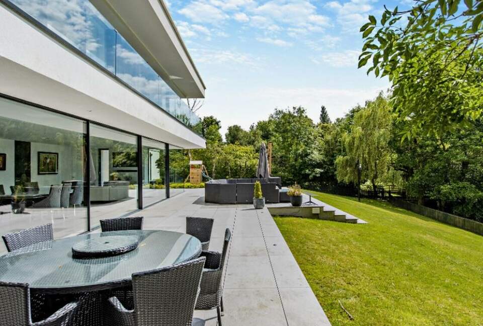 Sophisticated Countryside Estate with Private Par-3 - Knutsford, United Kingdom