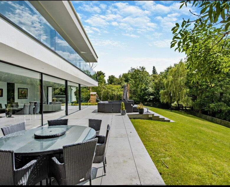 Sophisticated Countryside Estate with Private Par-3 - Knutsford, United Kingdom