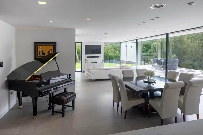 Sophisticated Countryside Estate with Private Par-3 - Knutsford, United Kingdom