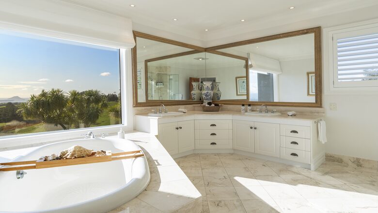 HIKIOI BATHROOM WITH A VIEW