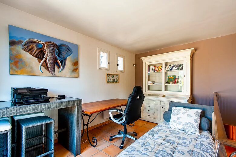 Refined Pont Royal Retreat with Heated Pool - Mallemort Pont Royal, France