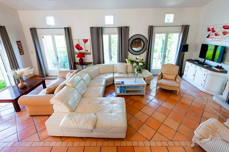 Refined Pont Royal Retreat with Heated Pool - Mallemort Pont Royal, France