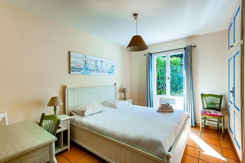 Refined Pont Royal Retreat with Heated Pool - Mallemort Pont Royal, France