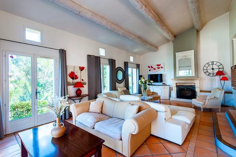 Refined Pont Royal Retreat with Heated Pool - Mallemort Pont Royal, France