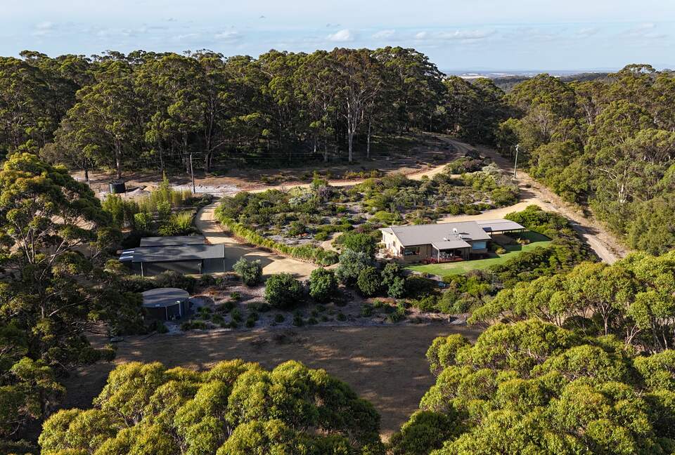 Coralwood Cottage in Native Garden Landscape - North Bornholm, Australia