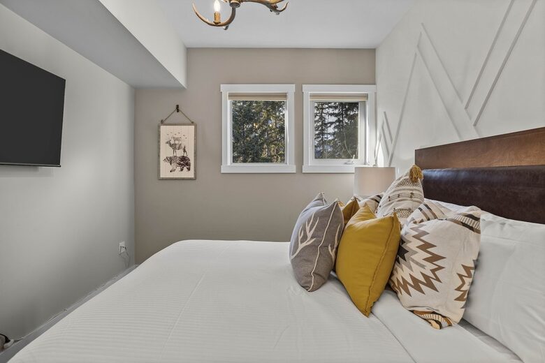 Sunlit Mountain Penthouse with Private Deck & Resort Amenities - Canmore, Canada