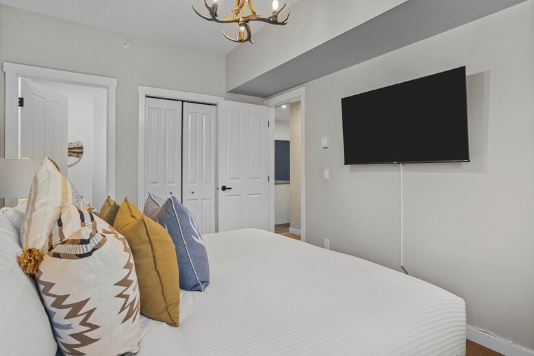 Sunlit Mountain Penthouse with Private Deck & Resort Amenities - Canmore, Canada