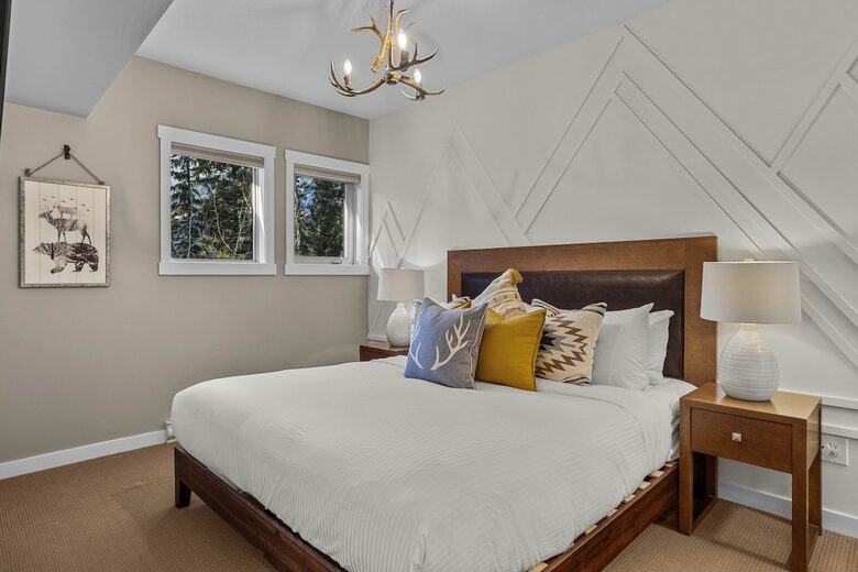 Sunlit Mountain Penthouse with Private Deck & Resort Amenities - Canmore, Canada