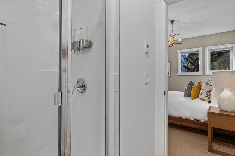 Sunlit Mountain Penthouse with Private Deck & Resort Amenities - Canmore, Canada