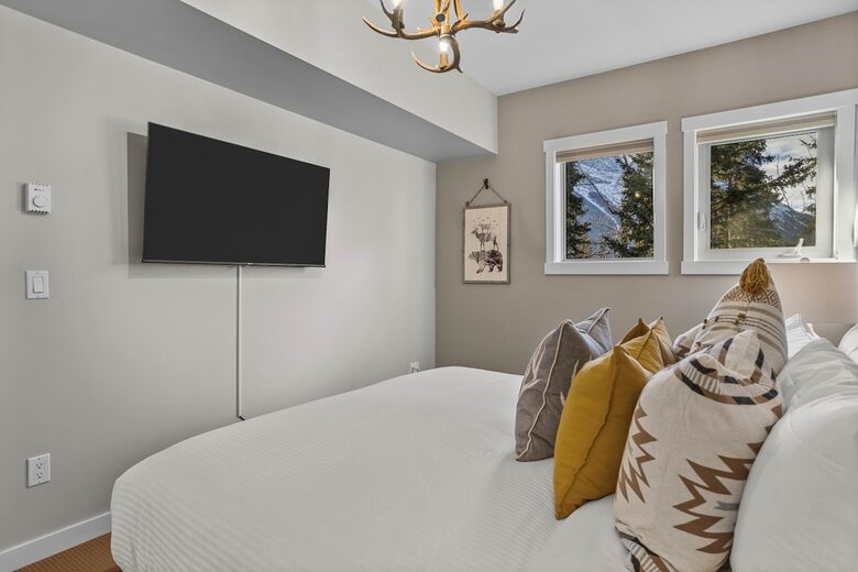 Sunlit Mountain Penthouse with Private Deck & Resort Amenities - Canmore, Canada