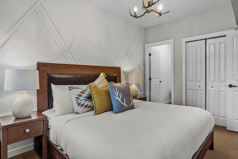 Sunlit Mountain Penthouse with Private Deck & Resort Amenities - Canmore, Canada