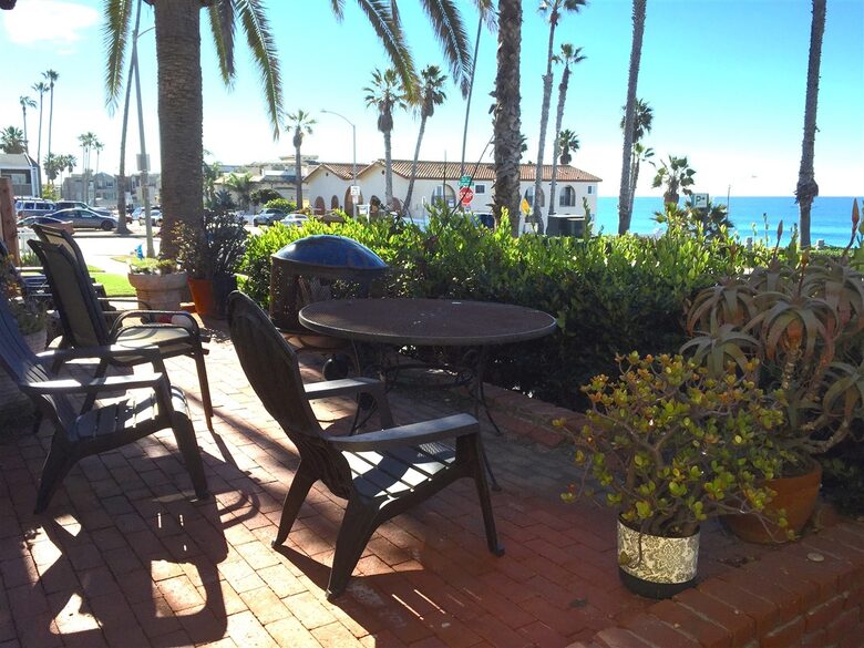 Cozy Oceanfront Getaway | Steps to the Beach - Oceanside, California