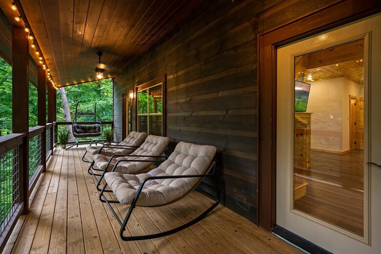 Dolly Parton Dream Cabin in the Smokies - Sevierville, Tennessee