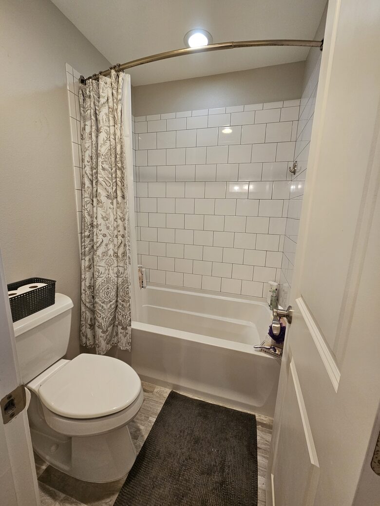 Upstairs Full Bathroom