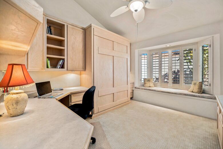 3rd bedroom as an office