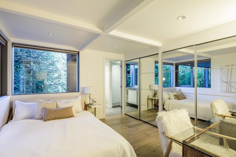 Iconic Mid-Century Modern Retreat in West Vancouver - West Vancouver, Canada