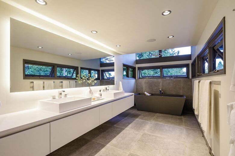 Iconic Mid-Century Modern Retreat in West Vancouver - West Vancouver, Canada