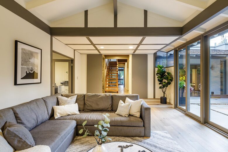 Iconic Mid-Century Modern Retreat in West Vancouver - West Vancouver, Canada