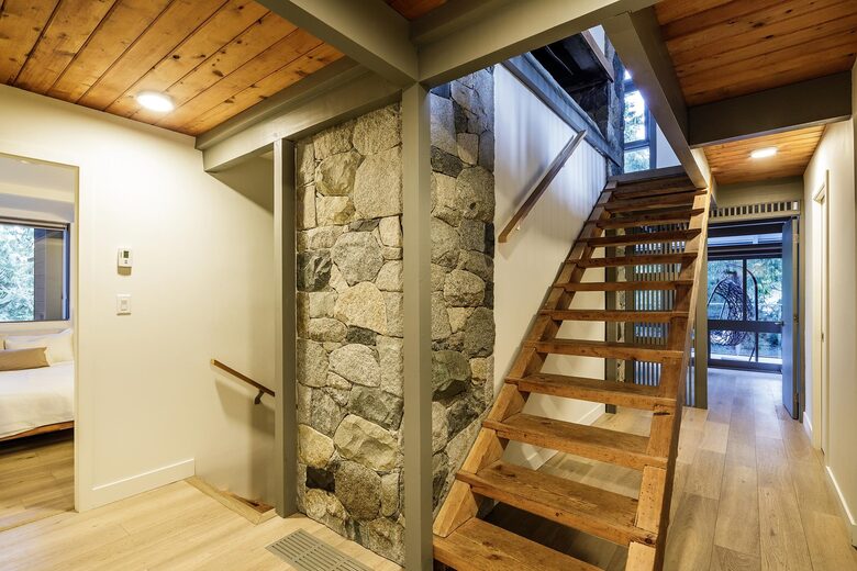 Iconic Mid-Century Modern Retreat in West Vancouver - West Vancouver, Canada