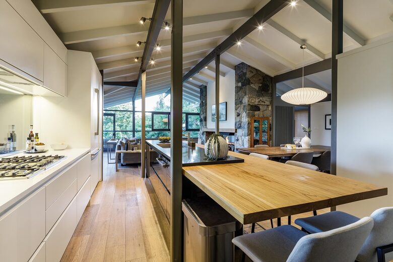 Iconic Mid-Century Modern Retreat in West Vancouver - West Vancouver, Canada